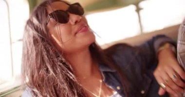 Kadının Retro Van Road trip şarkı