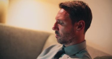 dizüstü bilgisayarda çalışan olgun iş adamı