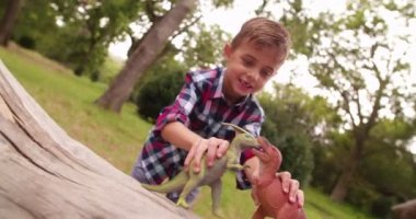 Dinozor oyuncakları ile oynarken küçük çocuk 