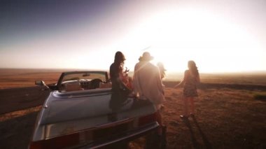 kız arkadaş grubu açık gitar çalmak