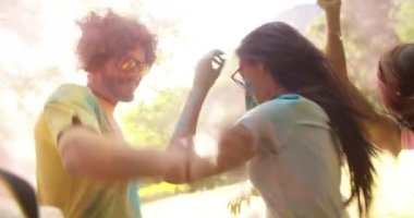 Arkadaşlar birbirlerine Holi toz atma