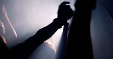 Eller havada konser veya parti gece kulübü