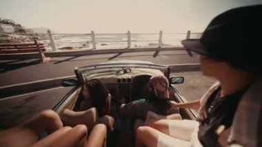 Hipster arkadaşlar deniz in önünde kucaklayan