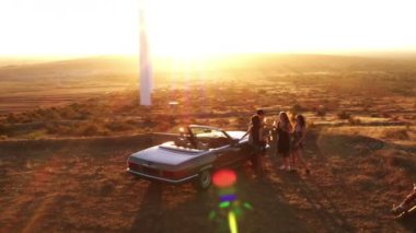 Bira ile gün batımında Boho arkadaşlar kızartma