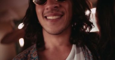 Arkadaş grubu bir yolculuğa zevk çift