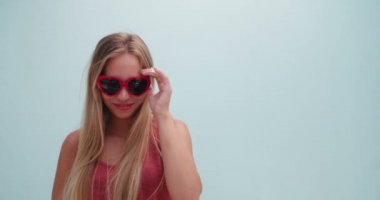 Kız rahat kıyafetler ve poz güneş gözlüğü