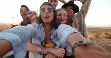 arkadaşlar telefon ile günbatımı sırasında selfie alarak