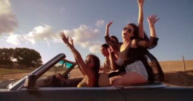 Arkadaş spulling yolculuğa kamera karşı karşıya