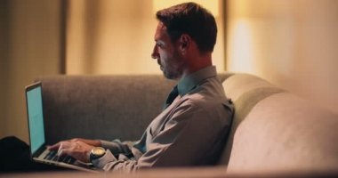 dizüstü bilgisayarda çalışan olgun iş adamı