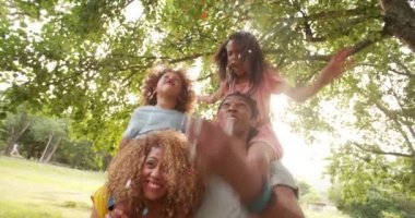 Aile gülüyor ve konfeti ile an zevk