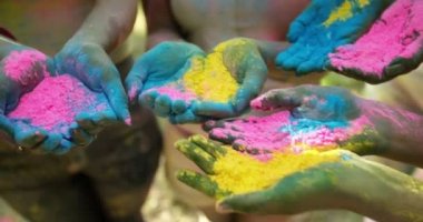 Ellerini tutarak Holi toz grubu atış