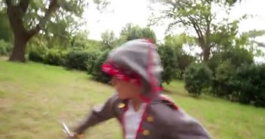Dişlek gülümseme ile korsan olarak giyinmiş çocuk