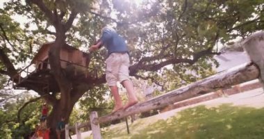 Dengeleme ve ahşap bir çit yürüyen çocuk