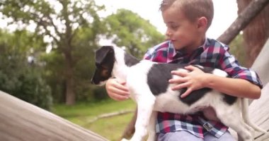 çocuk ve bir oturum açma oturan onun köpek yavrusu 