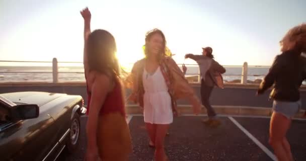 Friends dancing in front of the sea — ストック動画