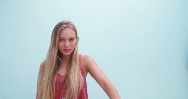Attraktiva flicka håller retro rosa telefon — Stockvideo