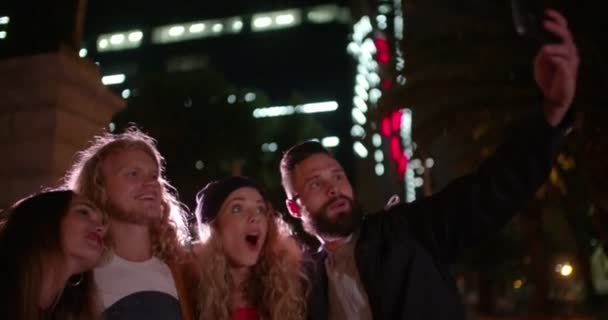 Amigos tomando uma selfie noite na cidade — Vídeo de Stock