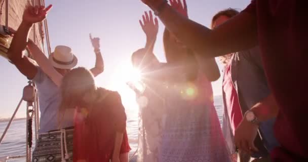 Grupp vänner dansa på yacht fest — Stockvideo