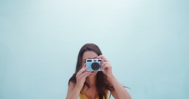 Hermosa mujer sosteniendo una cámara vintage — Vídeo de stock