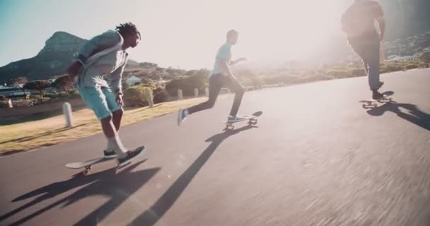 Фігуристи скейтбординг вниз вулиці на березі моря — стокове відео