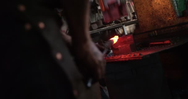 Kovář obrábění kovů v jeho kovárně — Stock video