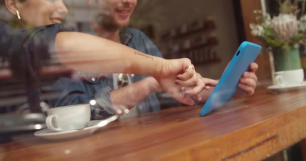 Mujer y Hombre en Café con tablet — Vídeo de stock