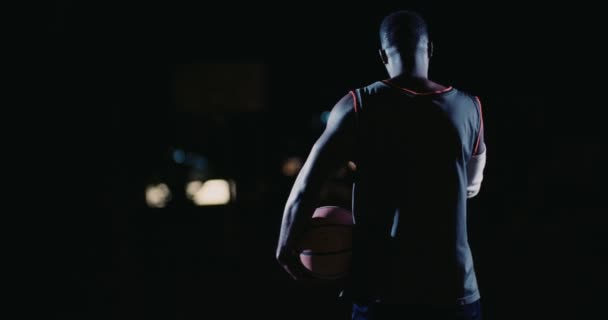 Basketballer met basketbal op heup — Stockvideo