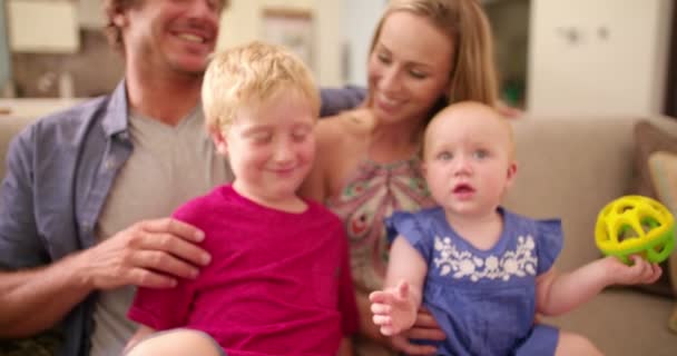 Família sentados juntos no sofá na sala de estar — Vídeo de Stock