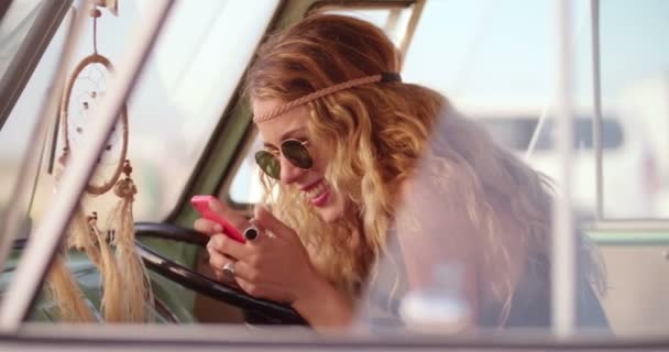 Κοπέλα καθόταν σε vintage Van με smartphone — Αρχείο Βίντεο
