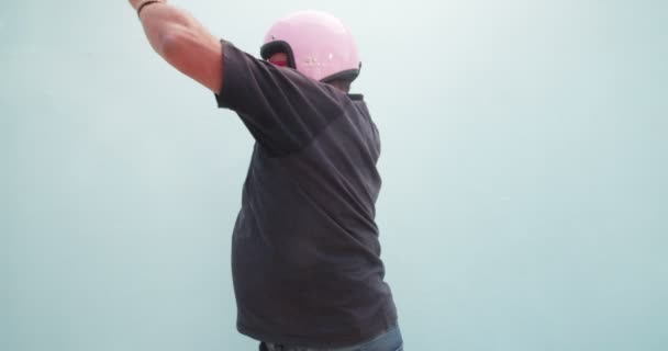 Hombre usando casco rosa y bailando — Vídeos de Stock