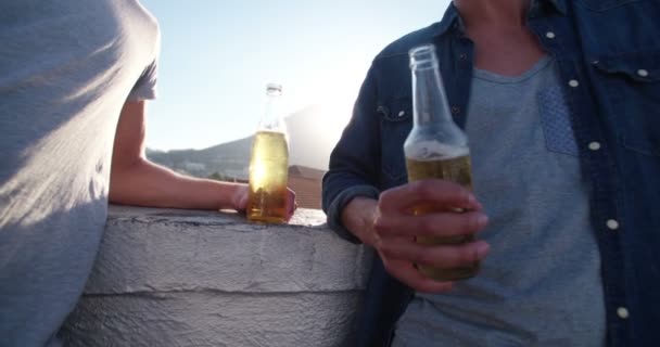 Αρσενικό χέρια κρατώντας ένα ποτό σε μπουκάλι — Αρχείο Βίντεο