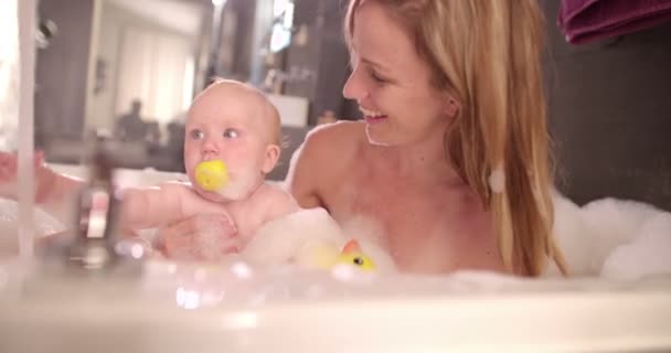 Mãe toma banho de bolha com a filha infantil — Vídeo de Stock