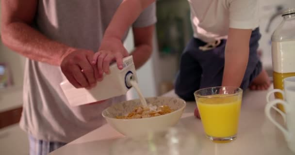 Baba ve oğul sütle mısır gevreği hazırlıyor — Stok video