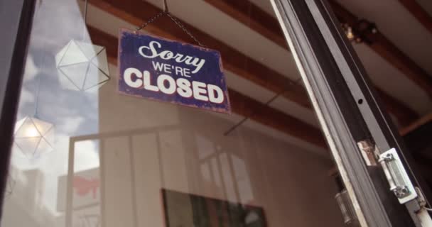 Affärskvinna ägare vrida öppnings skylt på dörren kafé — Stockvideo
