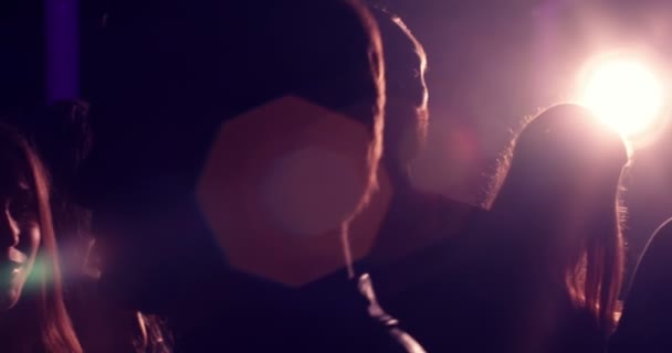 Slihouette plan au ralenti de la foule de la vie nocturne dansant dans des lumières disco 
