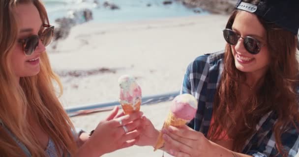 アイスクリームを食べる 10 代流行に敏感な女の子 — ストック動画