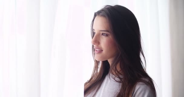 Sexy žena stojí vedle okna — Stock video