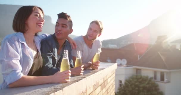 Freunde trinken Bier und reden auf dem Dach — Stockvideo