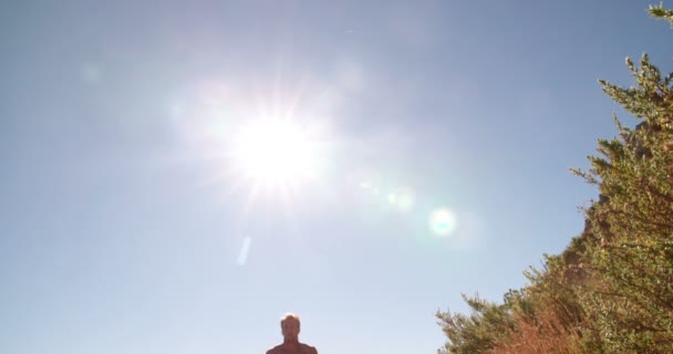 Man hydrating efter en bra körning — Stockvideo