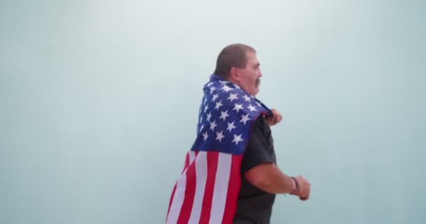 Patriota Americano posando y bailando con bandera — Vídeo de stock