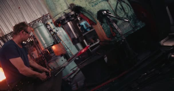 鍛冶屋のワーク ショップの機械式プレス — ストック動画