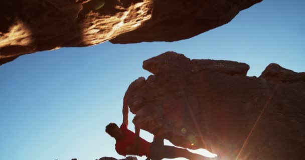 Rock klättraren med hand i krita väska hängande på Boulder — Stockvideo