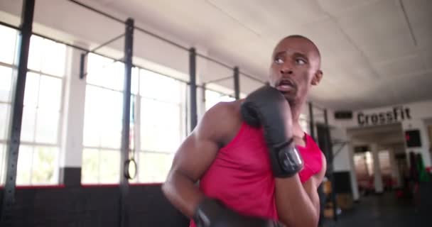 Боксер бьет со своим спарринг-партнером — стоковое видео