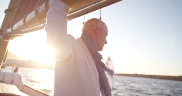 Uomo anziano rilassante sul suo yacht per il tempo libero — Video Stock