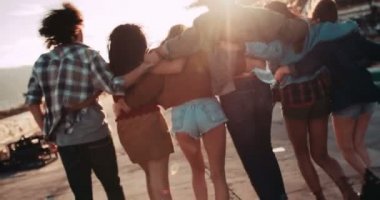 gün batımında iskelede yürüyüş hipster arkadaşlar