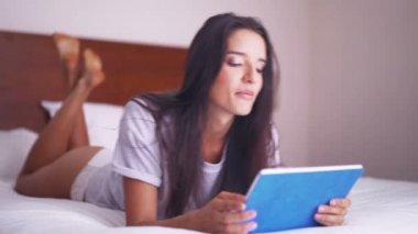 Yatakta yatan kadın onun tablet kullanma 