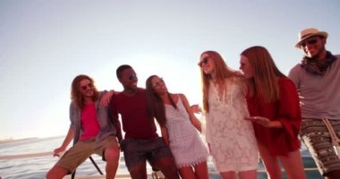 grup arkadaşıyla birlikte gün batımında yatta