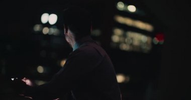 Balkonda akıllı telefon kullanarak iş adamı 