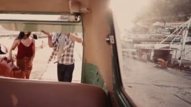bir bavul vintage onların minibüste çekici çift