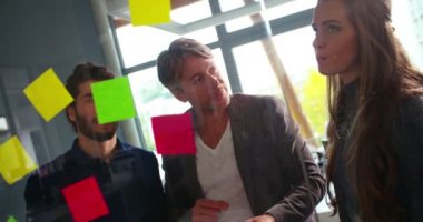 zihin haritalama toplantı fikirler formüle iş adamı